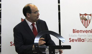José Castro atiende a los medios en la presentación de la camiseta de la final de UEL
