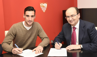 Castro y Sergio Rico firman el contrato de renovación