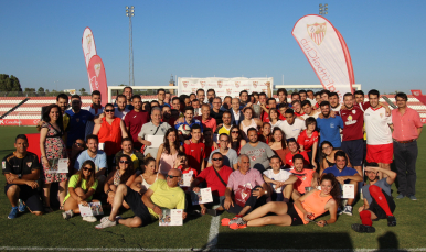 FOto de familia del cuerpo de voluntarios del Sevilla FC 