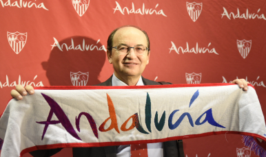 José Castro, con la bufanda de Andalucía