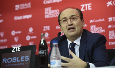 El presidente José Castro en la presentación de Jovetic
