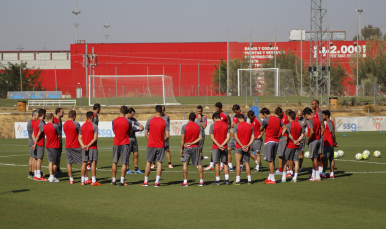 Charla inicial en el entrenamiento del Sevilla FC 