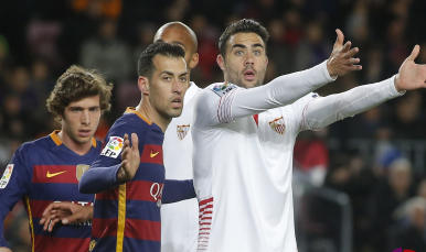 Iborra durante el FC Barcelona-Sevilla FC