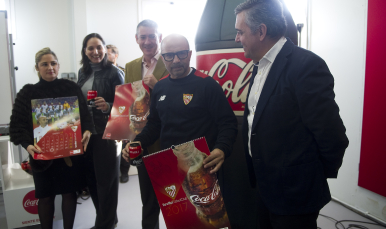 Jorge Sampaoli, con el calendario de Coca-Cola