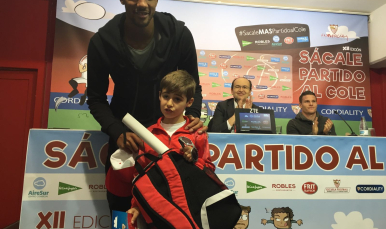 Nzonzi en Sácale partido al cole 