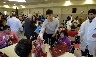 Correa entrega un regalo a un pequeño 