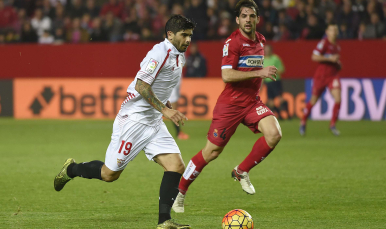 Banega conduce el balón hacia el área rival 