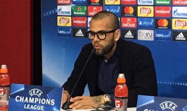 Daniel Alves en la sala de prensa del Sánchez-Pizjuán