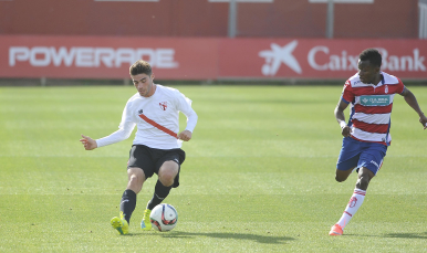 David Carmona con un jugador del Granada B