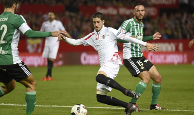 Escudero en una acción Sevilla Fc-Real Betis