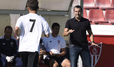 Diego Martínez da indicaciones a Juanje