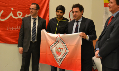 Banega posa con Ramón Somalo e integrantes de la peña Nervión Solidario