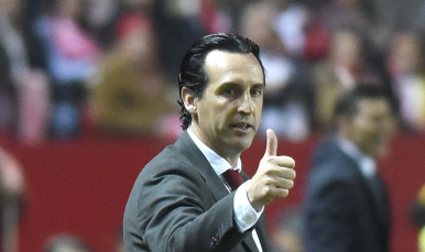 Emery da indicaciones durante el partido 