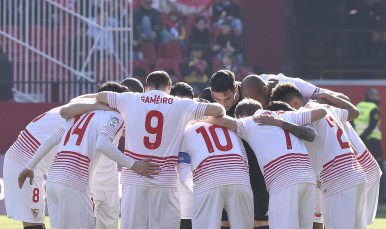 Los jugadores se abrazan antes del Sevilla FC-Levante UD