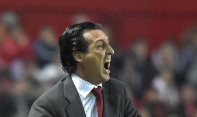 Emery da indicaciones durante el partido 