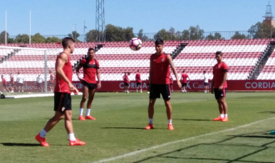 Varios jugadores en el calentamiento 