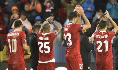 El Sevilla FC se acerca a los aficionados de la grada