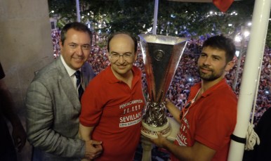 El presidente José Castro, el alcalde y Coke 