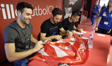 Foto de la sesión de firmas de la Semana Grande de la Afición