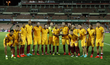 El equipo posa con el trofeo Diputación de Granada