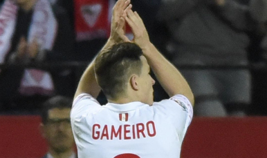 Gameiro aplaude a la afición en el Sevilla FC-Athletic CLub