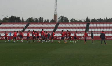 El Sevilla FC entrena en el campo principal de la ciudad deportiva