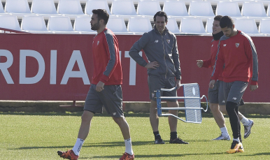 Iborra y Vitolo en el entrenamiento de este miércoles