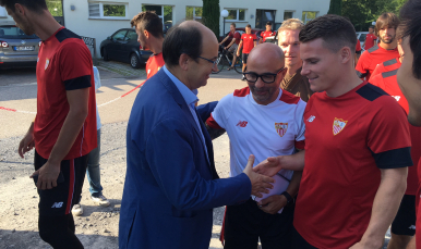 José Castro saluda a jugadores y técnicos