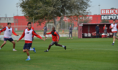 Kakuta se ejercita con el grupo