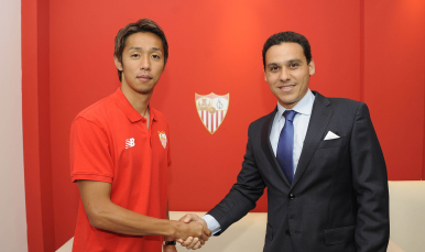 Kiyotake se saluda con José María del Nido Carrasco