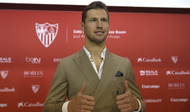 Krychowiak posa ante los medios de comunicación