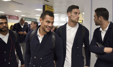 Kolo y Sergio Rico en el aeropuerto de Manchester