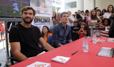 Llorente, Andreolli, sesión firmas