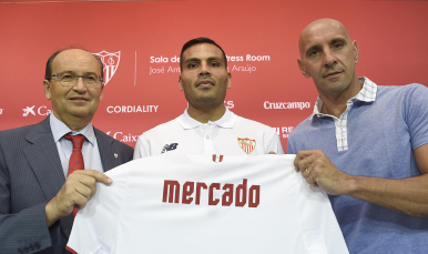 Mercado en su presentación oficial con el Sevilla FC 