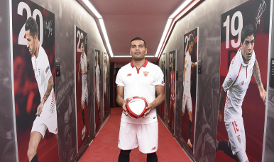 Mercado en su presentación oficial con el Sevilla FC 