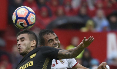 Mercado pugna por un balón aéreo 