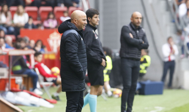Sampaoli dirigiendo en Gijón