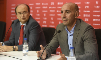 Monchi atiende a los medios de comunicación
