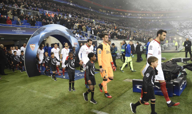 Salida de equipos al campo en Lyon