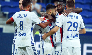 Los jugadores del Olympique celebran un gol 