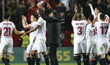 Pareja junto a sus compañeros tras la victoria al Real Madrid