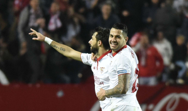Pareja celebra el gol al Valencia CF 