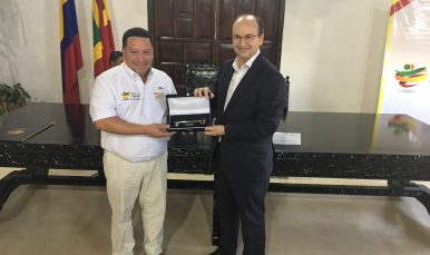 President José Castro receives the key to the city of Cartagena de Indias