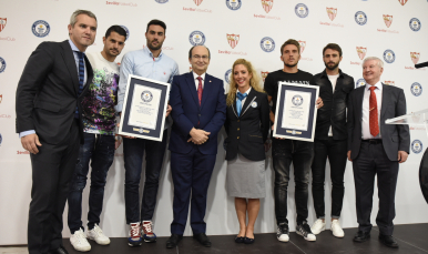 Entrega de distinción de doble record Guinnes