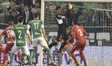 Sergio Rico en el derbi sevillano