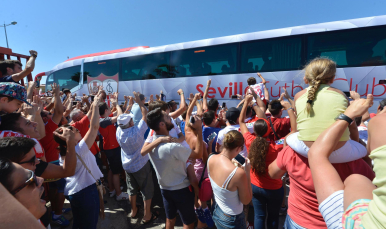 La afición despide al equipo desde la ciudad deportiva 