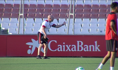 Sampaoli dirigiendo un entrenamiento en la ciudad deportiva
