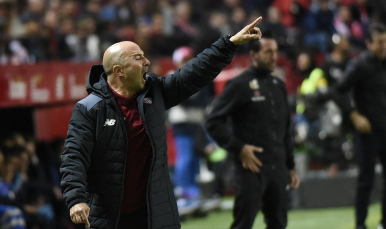 Sampaoli da indicaciones desde la grada 