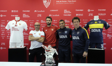 Capitanes y entrenadores en la presentación del trofeo