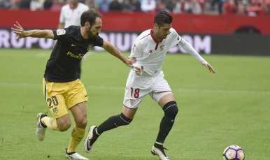 Escudero conduce el balón ante el Atlético 